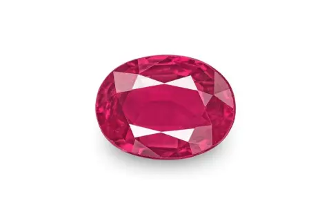 Un rubí, una **piedra preciosa roja** de intenso color, brilla con facetas que capturan la luz.