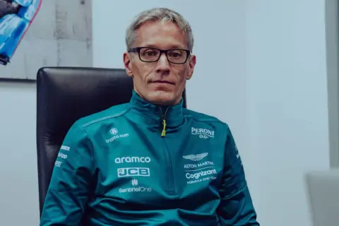 Mike Krack, con su chaqueta del equipo Aston Martin, reflexiona sobre la próxima carrera.