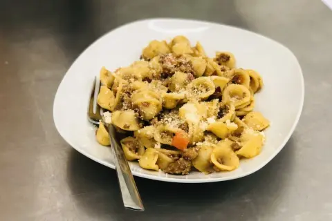 Orecchiette mit original sizilianischer Bolognese, bestreut mit Parmesan. Ein köstliches Gericht, das nach Italien schmeckt.
