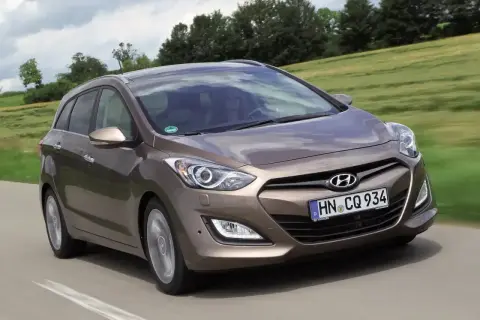 Brązowy Hyundai i30 1.4 benzyna na drodze. Wiele osób szuka o nim opinii, bo to popularny model.