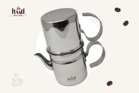 Moka in acciaio lucido, pronta per preparare un caffè aromatico. Scopri come funziona la moka per un espresso perfetto.