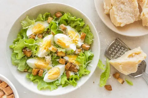 En härlig caesarsallad med krutonger och ägg. Perfekt för ett snabbt caesarsallad recept.
