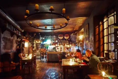 Gdzie na drinka w Krakowie? Odkryj najlepsze miejsca na wieczór