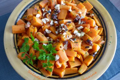 Salade de carottes à la marocaine, coupées en dés et garnies de persil frais et de noisettes concassées. Un délice coloré.
