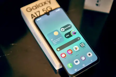Na ekranie telefonu Galaxy A17 5G widać ikonę mikrofonu, która wskazuje, gdzie jest mikrofon w telefonie.