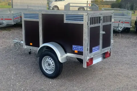 Remorque pour chien en métal et bois sombre, idéale pour le transport. Demandez le prix de cette remorque pour voiture.