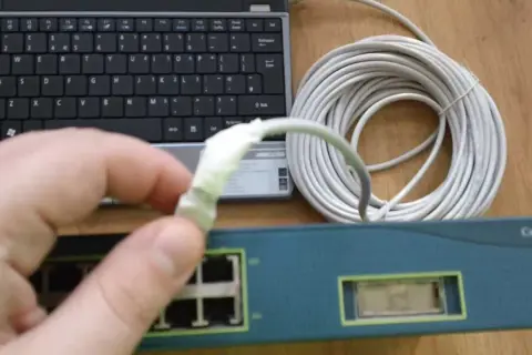 Jak podłączyć komputer do internetu przez kabel - proste kroki i porady
