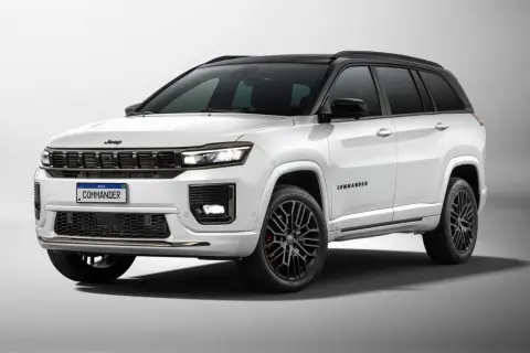 Biały Jeep Commander z czarnym dachem i przyciemnianymi szybami, na czarnych felgach.