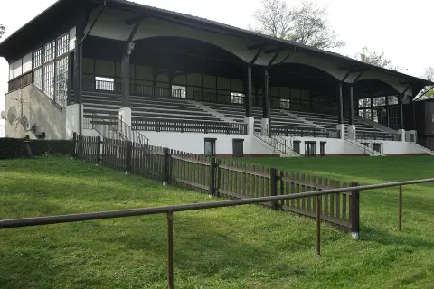 Trybuna dla widzów na torze wyścigów konnych w Poznaniu.