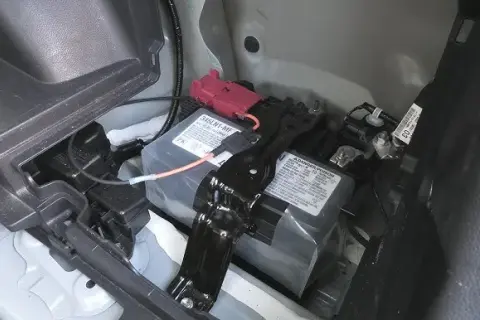 Gdzie jest akumulator 12V w RAV4 Hybrid? Wszystko, co musisz wiedzieć
