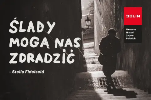 Czarno-białe zdjęcie postaci idącej po schodach, z tekstem "Ślady mogą nas zdradzić".