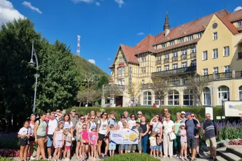Grupa turystów przed hotelem Polonia w **Świętoszowie**.