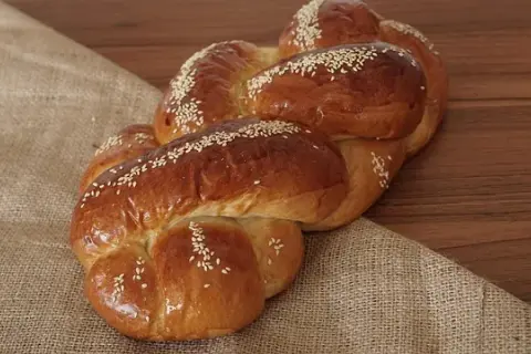 Jak upiec puszystą chałkę bezglutenową? Sprawdzony przepis!