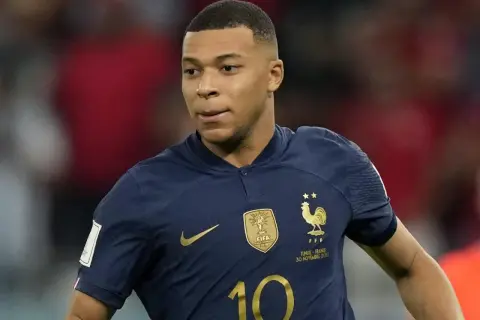 Mbappé w Realu: Ile naprawdę zarabia? Pensja i 150 mln € bonusu.