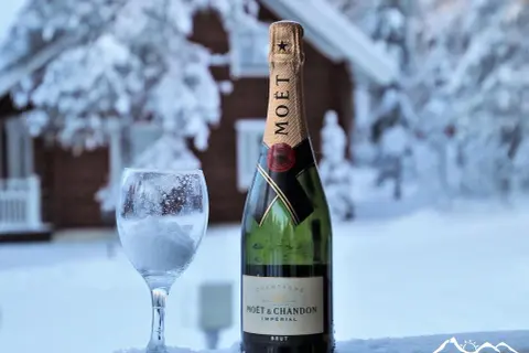 Zimowy krajobraz i butelka Moët & Chandon. To właśnie z Francji pochodzi szampan, który rozgrzewa serca w mroźne dni.