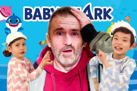 Zaskoczony mężczyzna otoczony przez dzieci i animowane rekiny, w tle napis "Baby Shark" – piosenka, która podbiła świat.