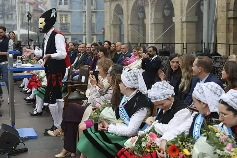 Presentación del programa fiestas delicias con un hombre enmascarado y público atento.