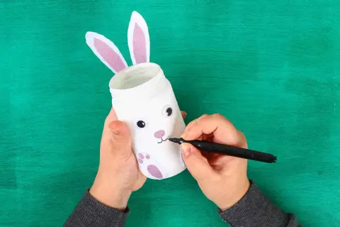 Un coniglietto pasquale prende vita! Un lavoretto pasqua scuola primaria per creare un simpatico portapenne con un barattolo, orecchie e zampe glitterate.