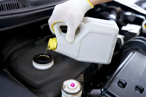 Maintenir la sécurité de votre véhicule est essentiel. Savoir quand changer le liquide de frein est crucial pour des performances optimales.