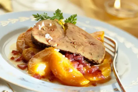 Tosta de foie a la plancha con melocotón caramelizado y cebolla roja. Un plato elegante, perfecto para una cena especial.