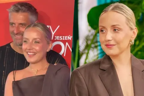 Sandra Hajduk, wiek nieznany, uśmiecha się na tle czerwonej ściany z napisem "Jesień ON", a obok niej mężczyzna.