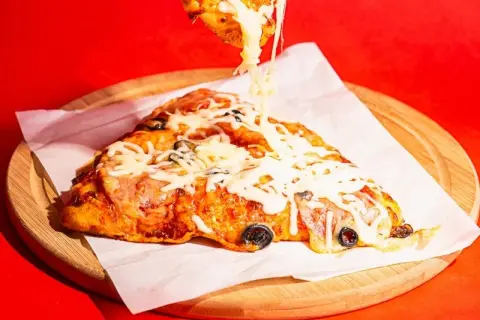 Ile kalorii ma pizza pepperoni? Zaskakujące różnice w kaloryczności