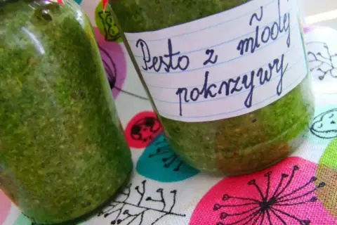 Słoiki z domowym pesto z młodej pokrzywy. Idealne, by dowiedzieć się, jak zrobić pesto.