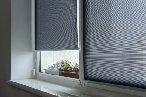 Rolety rzymskie czy plisy: co lepsze do małego okna w bloku?