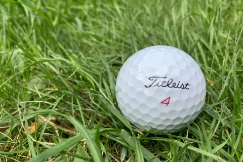 Jak daleko leci piłka golfowa? Odkryj maksymalne odległości i czynniki wpływające.