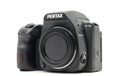Pentax K-70 nera, pronta per la tua prossima avventura fotografica. Una recensione completa ne svela le potenzialità.