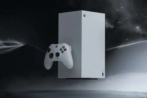 Biały kontroler Xbox i konsola Xbox Series X na tle nocnego nieba i krajobrazu.