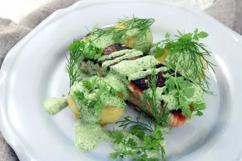 Grillad lax med potatis och grön sås, ett härligt fisk recept. Garnerat med dill och persilja.