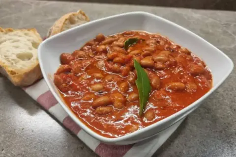 Un piatto di fagioli alla Bud Spencer, saporiti e fumanti, accompagnati da pane casereccio.
