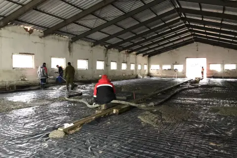 Pracownicy wylewają beton na zbrojenie. Jaki beton na wylewkę będzie najlepszy do tego zadania?