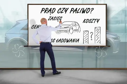 Mężczyzna pisze na tablicy "Prąd czy paliwo?", porównując zasięg, koszty i czas ładowania. Zastanawiasz się, ile kosztuje samochód elektryczny?