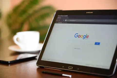 Tablet z wyszukiwarką Google. Dowiedz się, jak wylogować się z konta Google na wszystkich urządzeniach, by zwiększyć bezpieczeństwo.