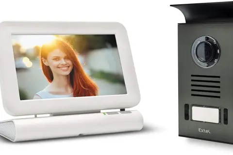 Interphone vidéo Extel Lesli : écran blanc avec une femme souriante, unité extérieure grise avec caméra et nom de marque.