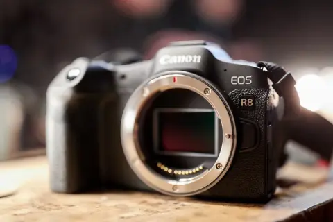 Canon EOS R8, aparat bez obiektywu, idealny do uchwycenia wspomnień. Sprawdź atrakcyjną canon r8 cena!