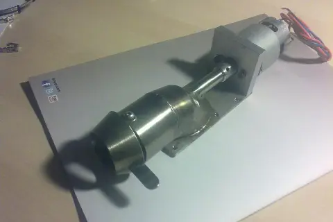 Un prototipo di motore idrogetto fai-da-te, con un motore elettrico collegato a un ugello metallico.