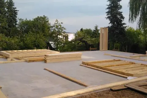 Jaki fundament pod dom szkieletowy? Płyta czy ławy porównanie