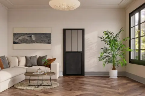 Un salón moderno con sofá beige, mesa de centro y una puerta negra de cristal, mostrando diferentes tipos de puertas.