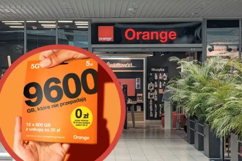 Ręka trzyma kartę z ofertą Orange: 9600 GB za 0 zł, idealna na pakiet roamingowy.