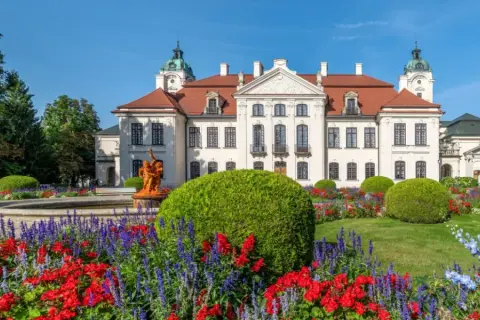 Pałac w Kozłówce z kwitnącym ogrodem. Wspaniałe kozłówka atrakcje zachwycają o każdej porze roku.