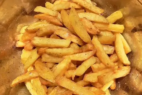 Perfekcyjne frytki z patelni? Odkryj sekret podwójnego smażenia!