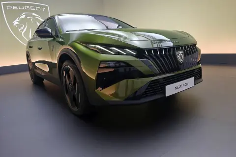 Nowy Peugeot 408 w zielonym kolorze, z charakterystycznym grillem i reflektorami. Dostępne są różne silniki, w tym hybrydowe.