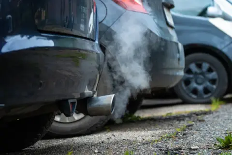 Dym z rury wydechowej samochodu w Krakowie. Czy to już koniec ery spalin w krakowskiej strefie czystego transportu?