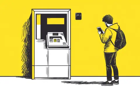 Chłopak z plecakiem przy bankomacie sprawdza telefon. Czy da się wyplacić pieniadze bez karty?