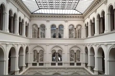 Innenhof des Nationalmuseums Breslau mit Arkaden, Säulen und einem Glasdach.