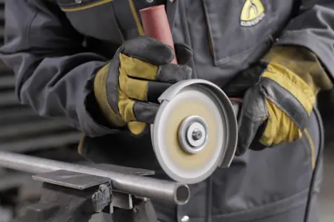 Rękawice ochronne i szlifierka kątowa to klucz do pytania: czym ciąć aluminium.