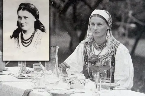 Lucjan Rydel i Jadwiga Mikołajczykówna w strojach ludowych, siedzą przy stole nakrytym do herbaty.